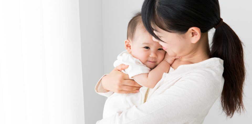 赤ちゃんを抱っこしているお母さん