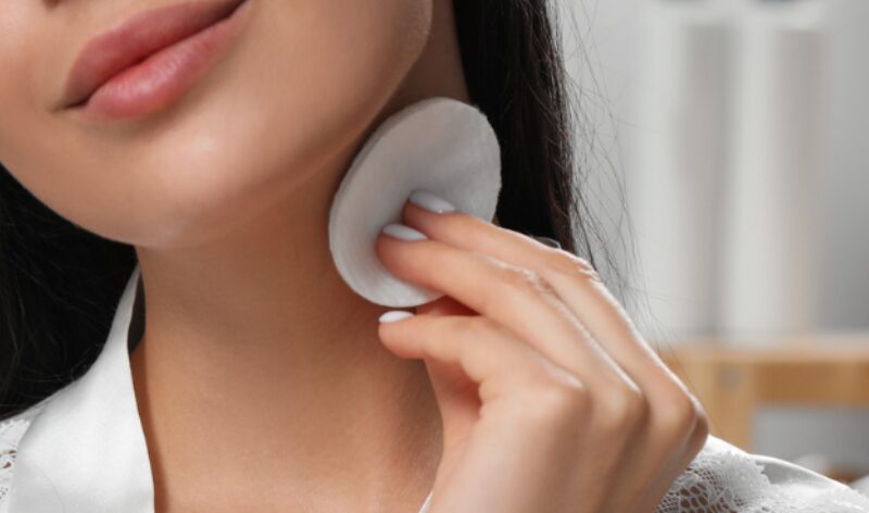「温泉水99」を含ませたコットンで首をやさしく拭く女性のイメージ