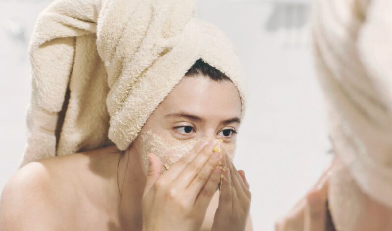 タオルターバンを巻いた女性がやさしく洗顔している写真。角質を削りすぎない丁寧なスキンケアを表現しています。